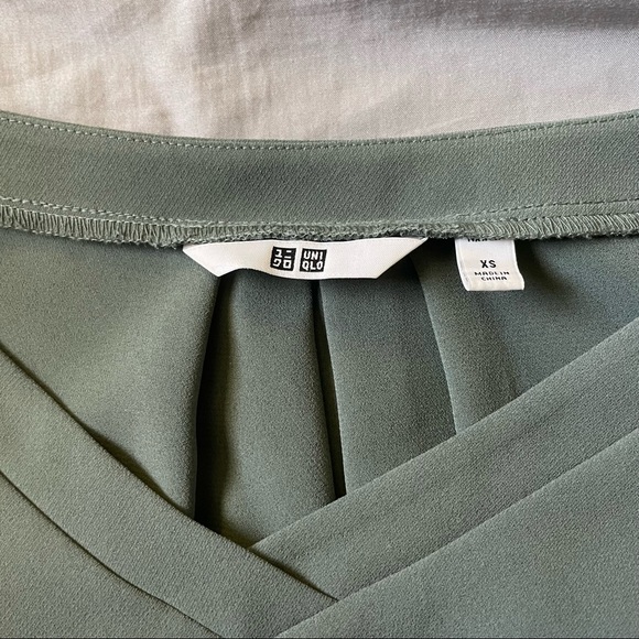 UNIQLO flowy blouse - Picture 2 of 9